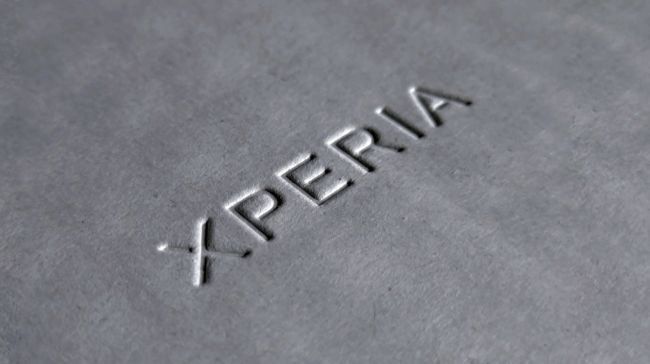 Ordet xperia skrivet på stenliknande yta.